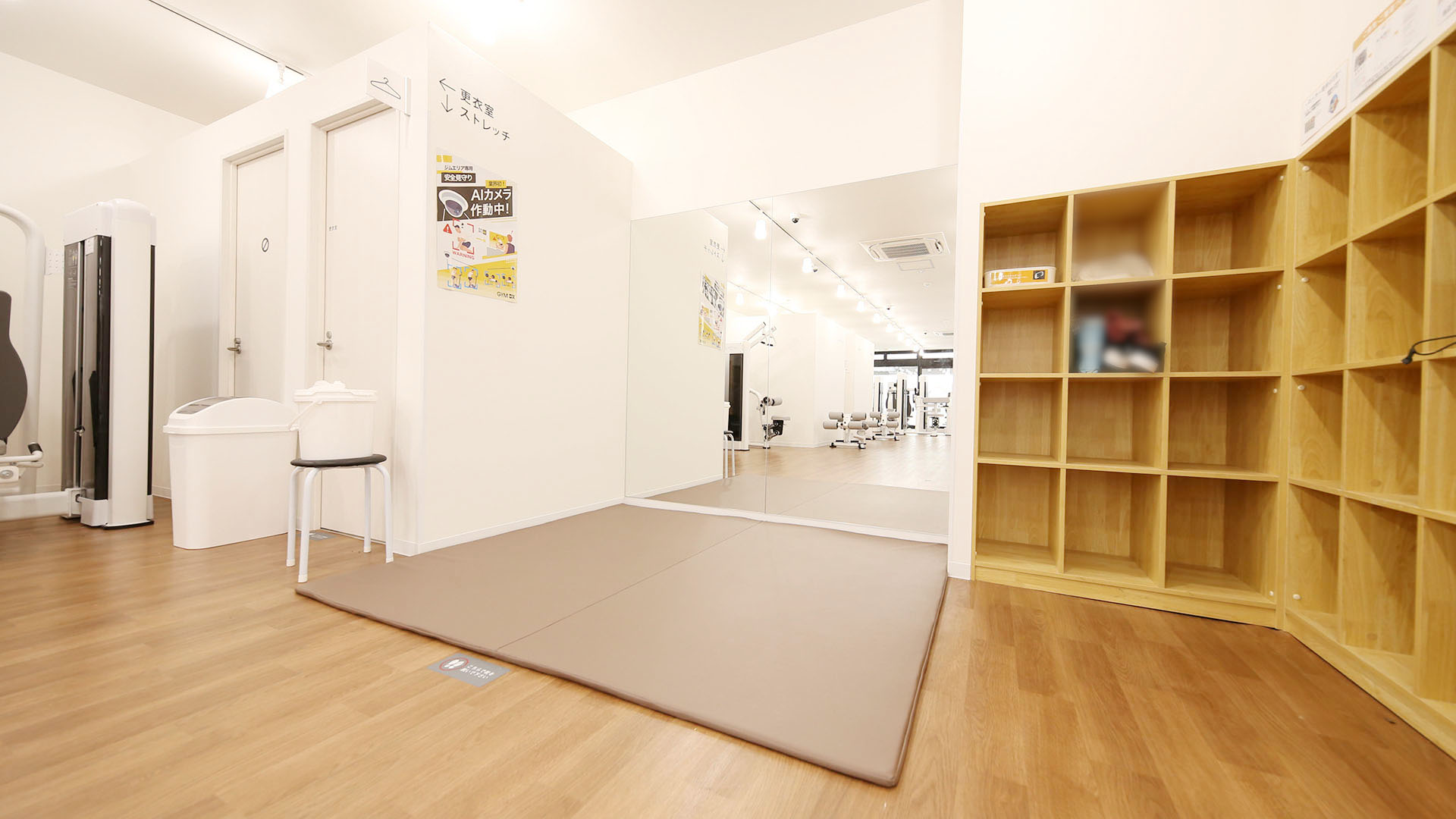 浅草店のストレッチスペース01
