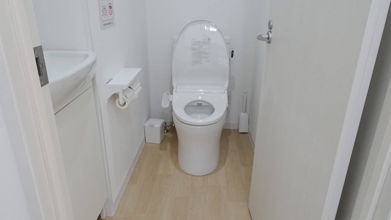 和白のトイレ01
